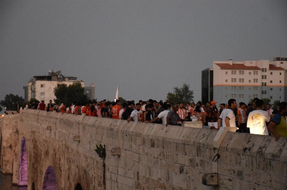 Adanaspor taraftarı 'Dünya Adanasporlular Günü' için tarihi Taş Köprü'de buluştu
