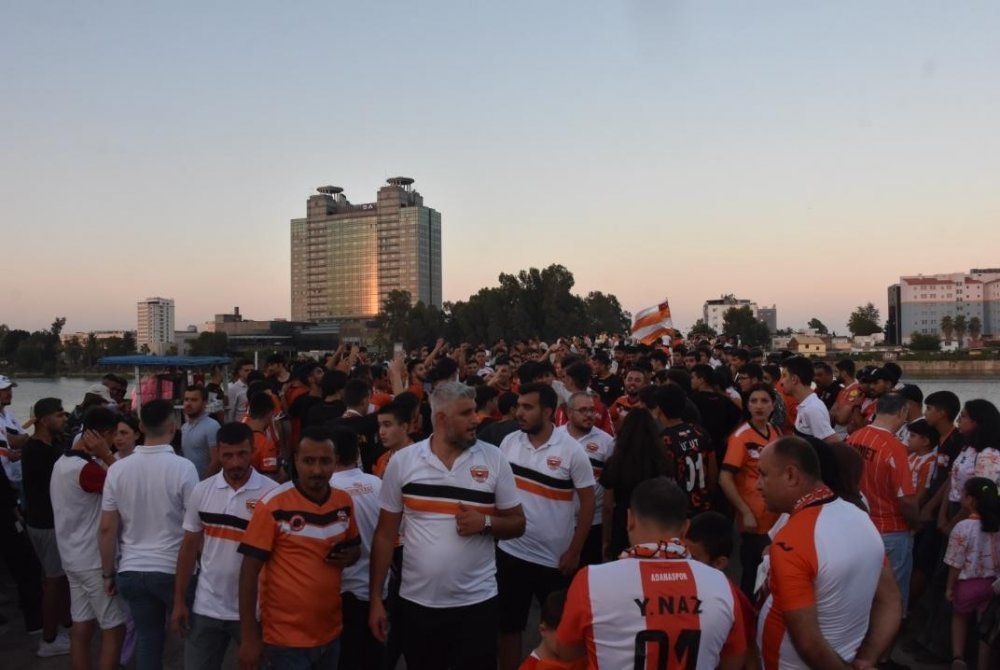 Adanaspor taraftarı 'Dünya Adanasporlular Günü' için tarihi Taş Köprü'de buluştu