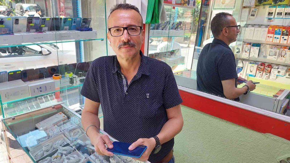 Bataryası şişen cep telefonu alev topuna döndü! Patlama anı kamerada