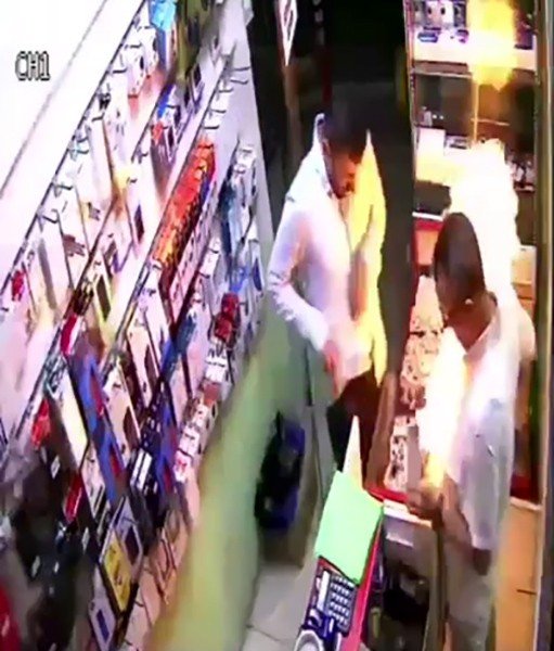 Bataryası şişen cep telefonu alev topuna döndü! Patlama anı kamerada