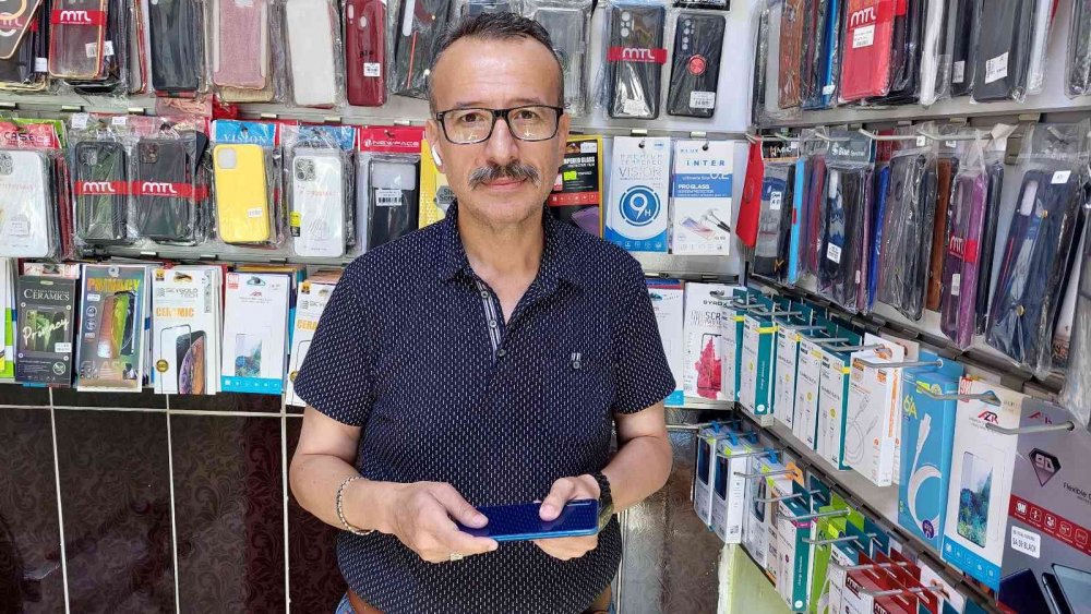 Bataryası şişen cep telefonu alev topuna döndü! Patlama anı kamerada