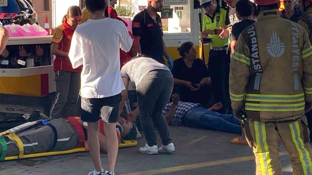 Fren yerine gaza basınca ortalık karıştı! Akaryakıt istasyonunda faciadan dönüldü! Yaralılar var