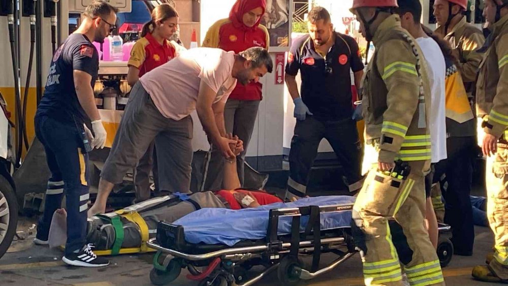 Fren yerine gaza basınca ortalık karıştı! Akaryakıt istasyonunda faciadan dönüldü! Yaralılar var