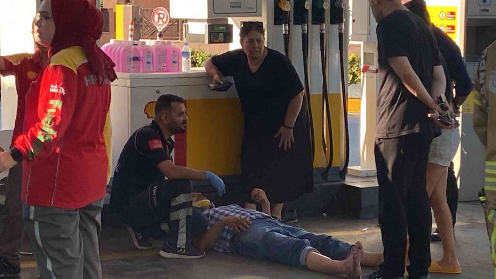 Fren yerine gaza basınca ortalık karıştı! Akaryakıt istasyonunda faciadan dönüldü! Yaralılar var