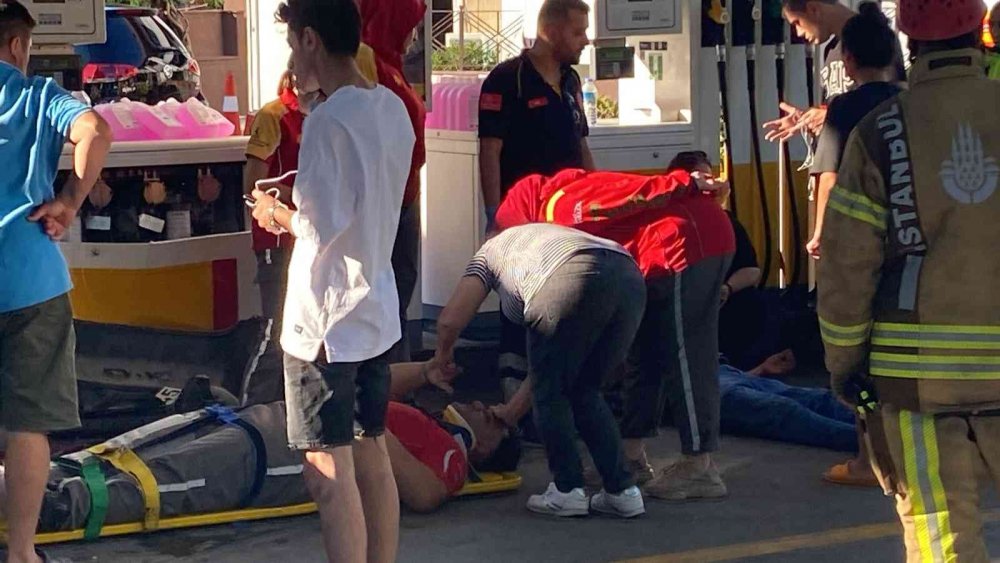 Fren yerine gaza basınca ortalık karıştı! Akaryakıt istasyonunda faciadan dönüldü! Yaralılar var