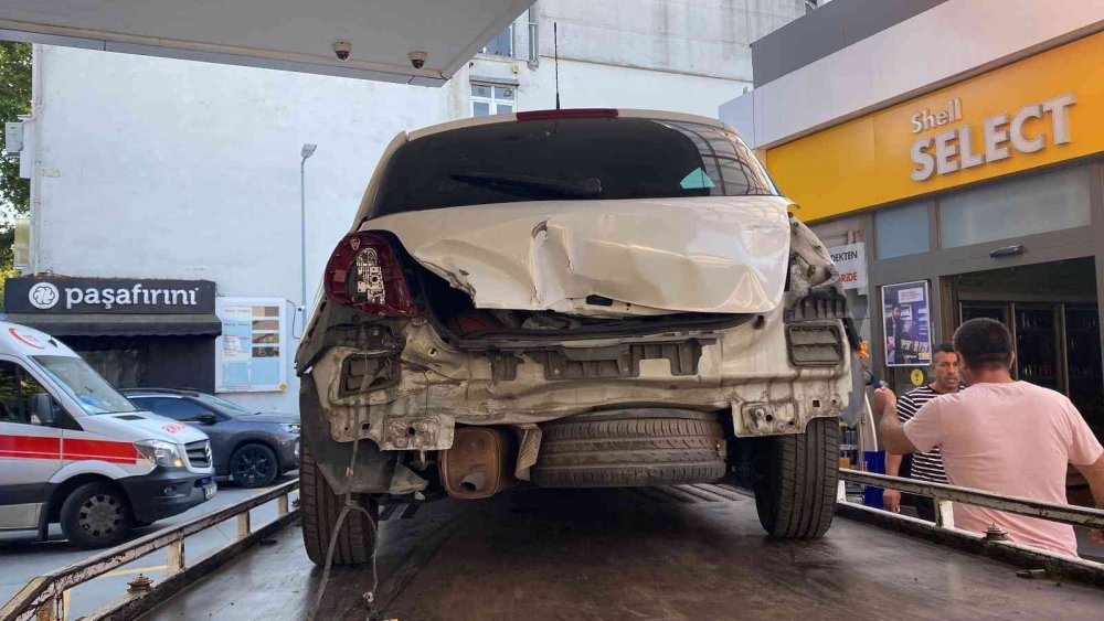 Fren yerine gaza basınca ortalık karıştı! Akaryakıt istasyonunda faciadan dönüldü! Yaralılar var