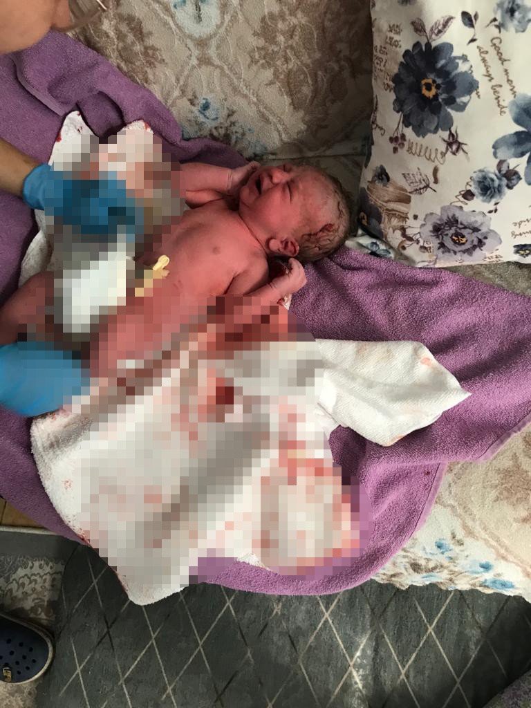 Hamile kadına hastanede 'kalk git' şoku! Evinin banyosunda doğum yaptı
