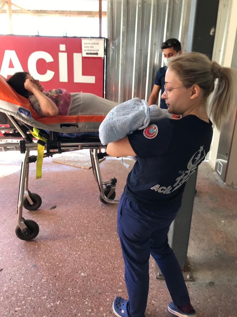 Hamile kadına hastanede 'kalk git' şoku! Evinin banyosunda doğum yaptı