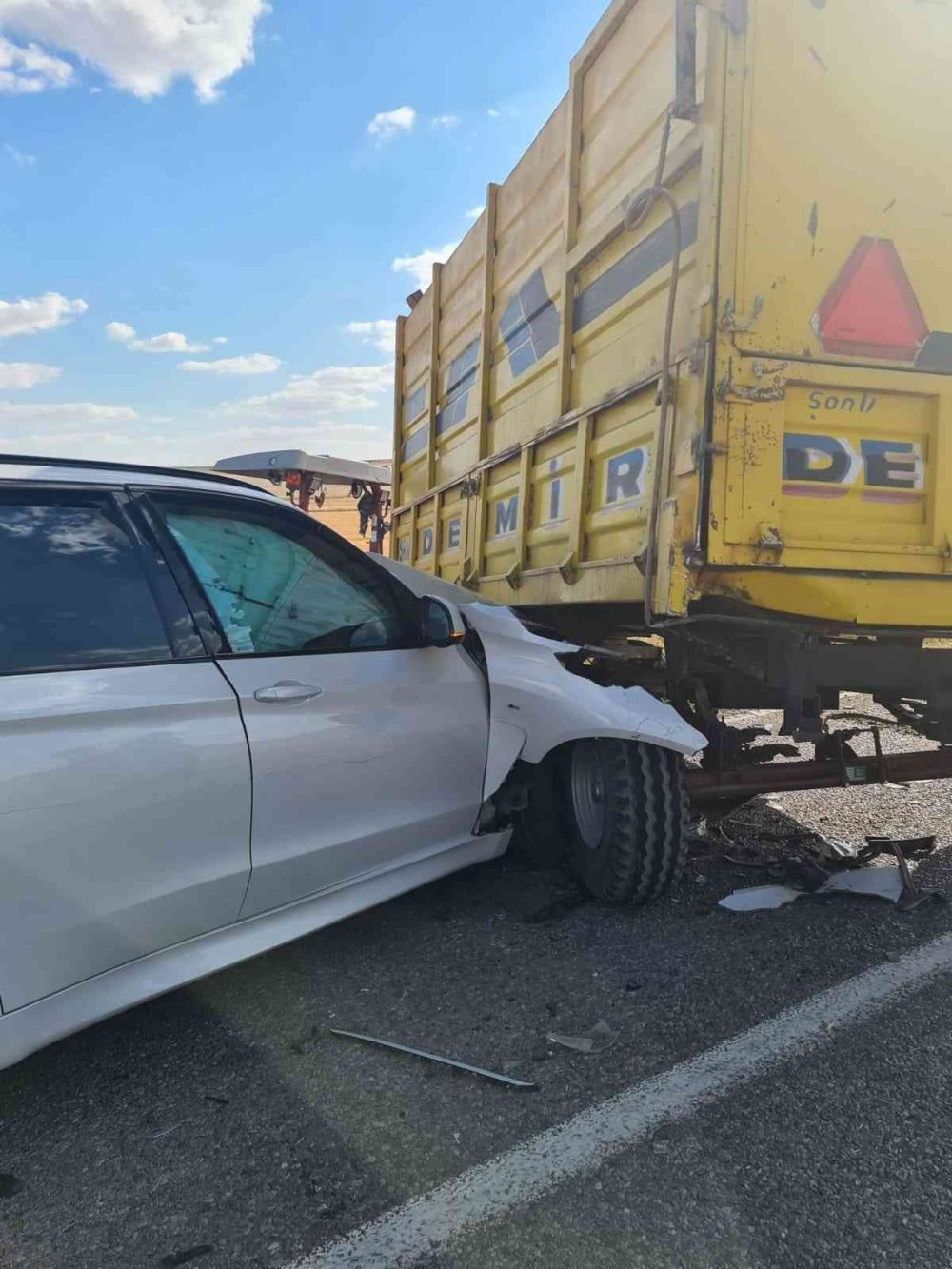Konya’da yabancı plakalı cip hatalı dönüş yapan traktörün römorkuna çarptı! Sürücü yaralı