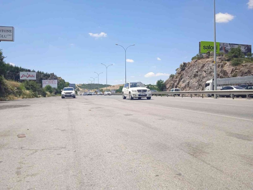 Tatilcilerin en önemli kavşaklarından Afyon'da beklenen trafik yoğunluğu yaşanmadı