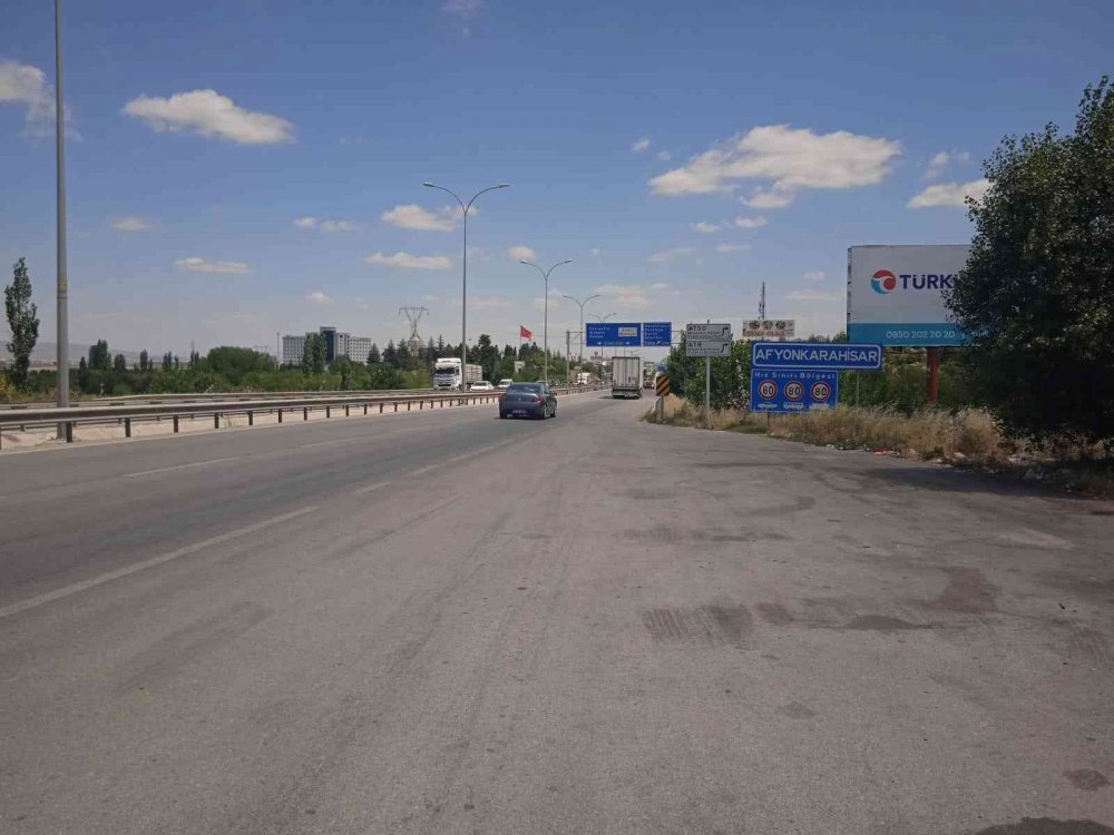 Tatilcilerin en önemli kavşaklarından Afyon'da beklenen trafik yoğunluğu yaşanmadı