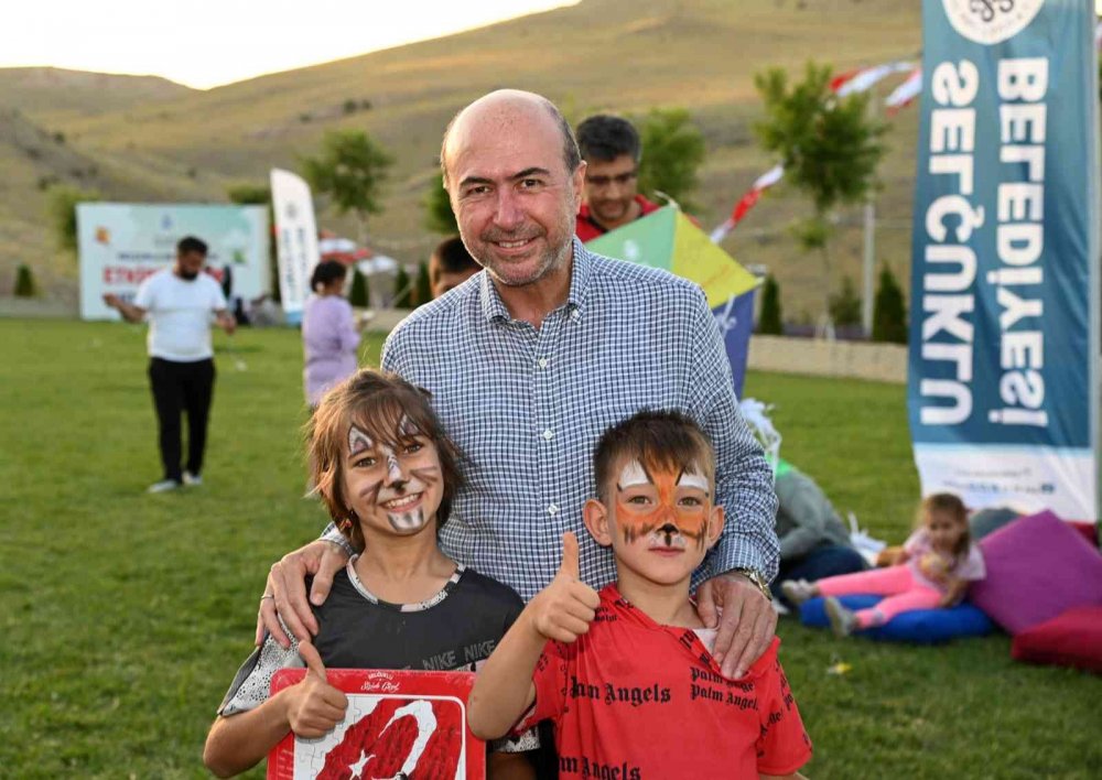 Konya'da uçurtma şenliği! Aileler Selçuklu Seyir Tepesi’nde stres attı