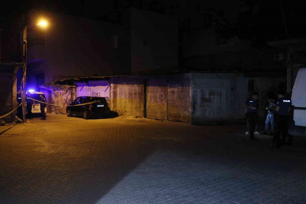 Adana’da silahlı ve bıçaklı kavga! Önce darp edip sonra sırtından bıçaklandı! 1'i ağır 2 yaralı