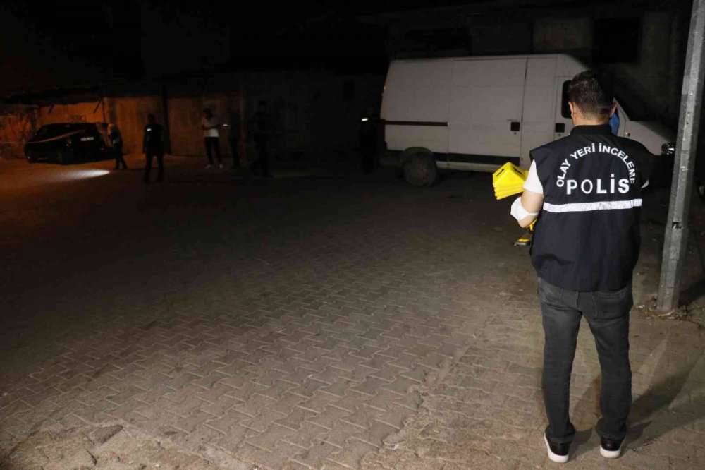 Adana’da silahlı ve bıçaklı kavga! Önce darp edip sonra sırtından bıçaklandı! 1'i ağır 2 yaralı