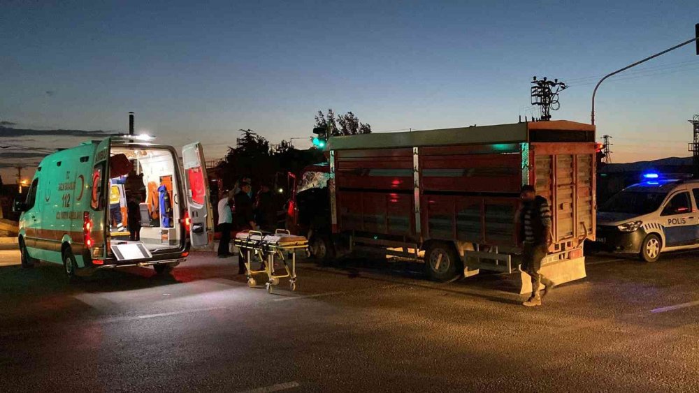 Afyon'da biri büyükbaş hayvan taşıyan iki kamyon çarpıştı! 2 yaralı