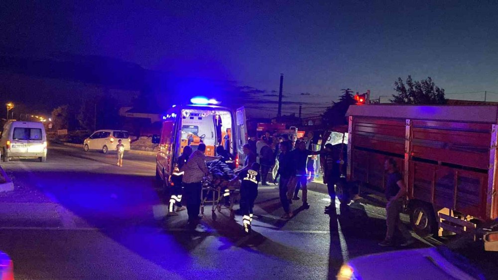 Afyon'da biri büyükbaş hayvan taşıyan iki kamyon çarpıştı! 2 yaralı