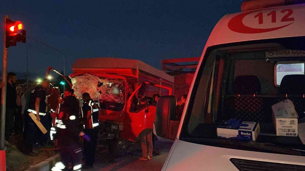 Afyon'da biri büyükbaş hayvan taşıyan iki kamyon çarpıştı! 2 yaralı