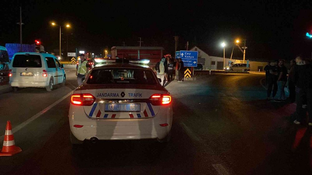 Afyon'da biri büyükbaş hayvan taşıyan iki kamyon çarpıştı! 2 yaralı