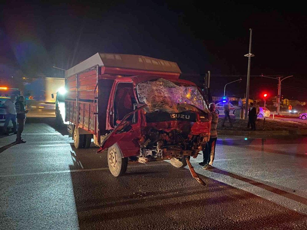 Afyon'da biri büyükbaş hayvan taşıyan iki kamyon çarpıştı! 2 yaralı
