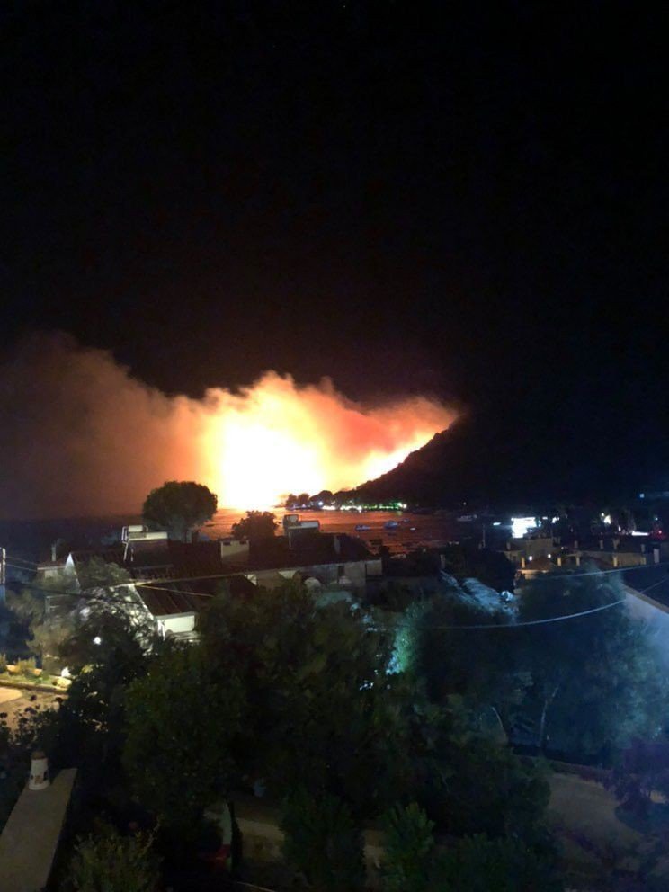 Çeşme'de korkutan yangın! Çok sayıda itfaiye ekibi ve TOMA aracı müdahale ediyor