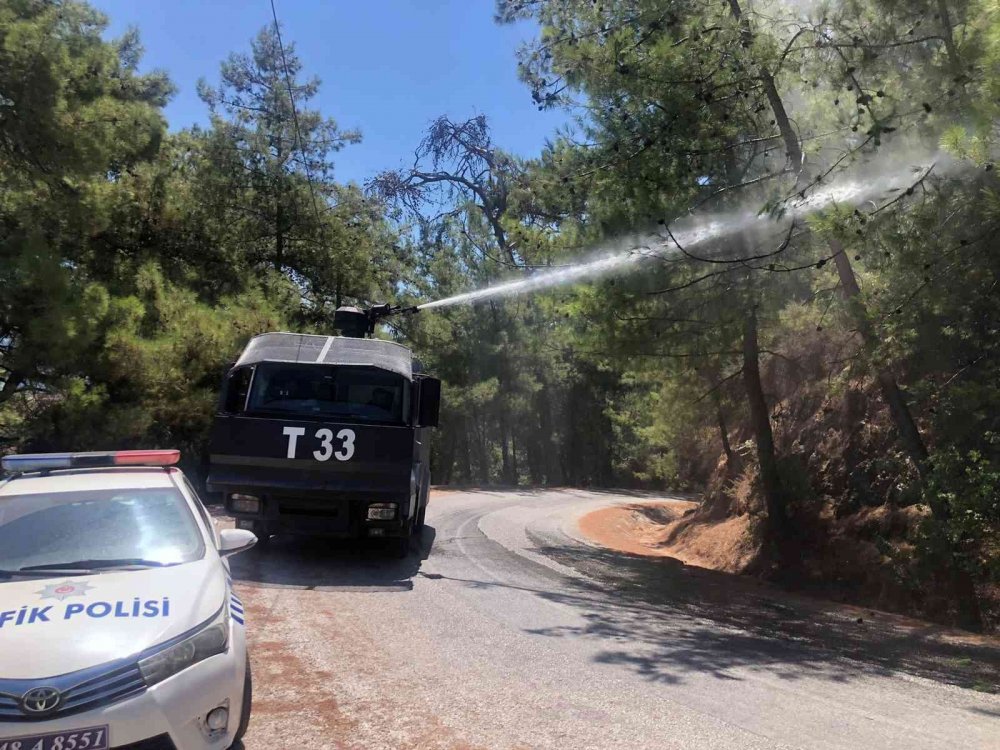 Marmaris’te ormanlık arazi Emniyet TOMA’larıyla yangına karşı sulandı