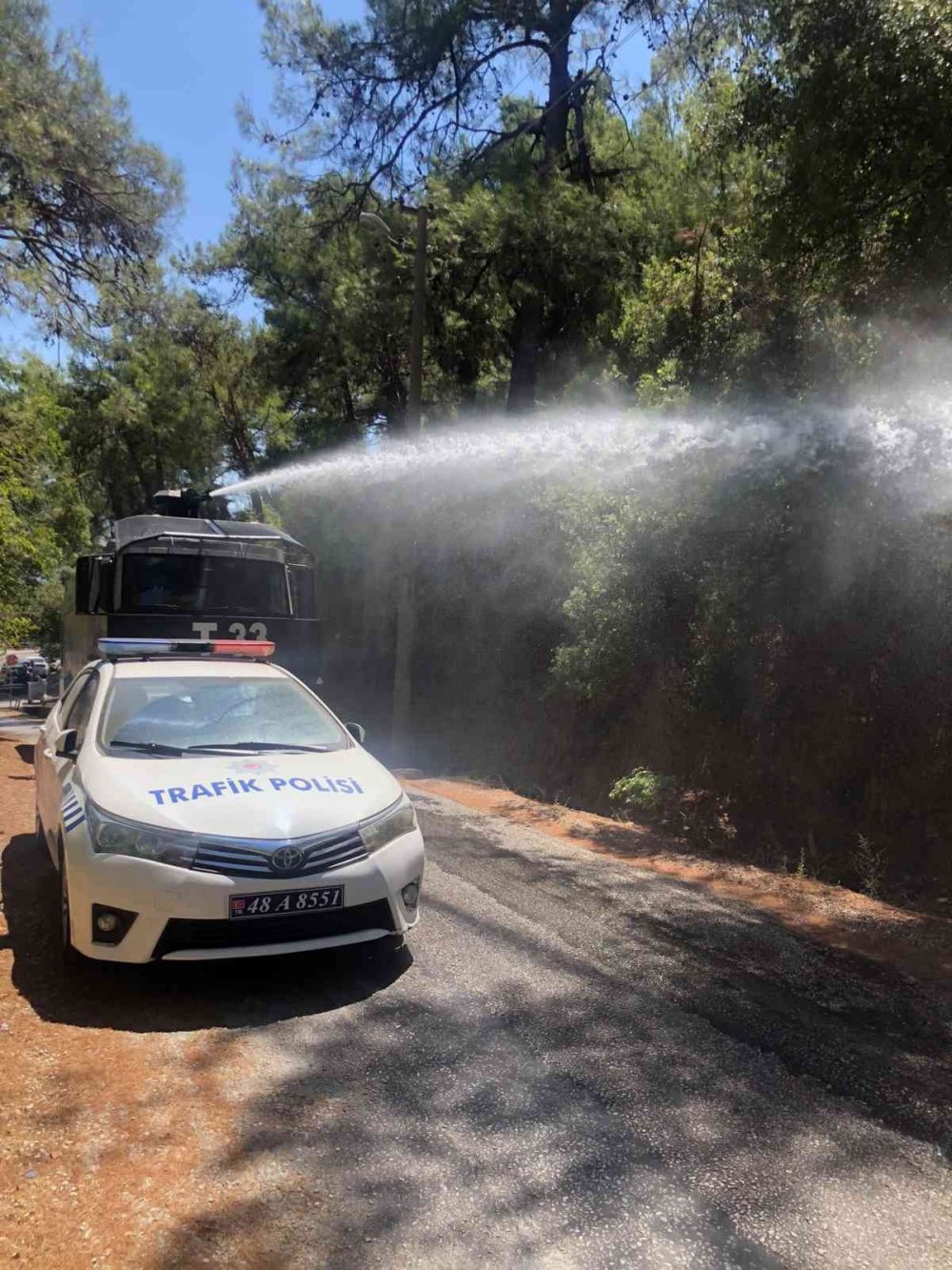 Marmaris’te ormanlık arazi Emniyet TOMA’larıyla yangına karşı sulandı