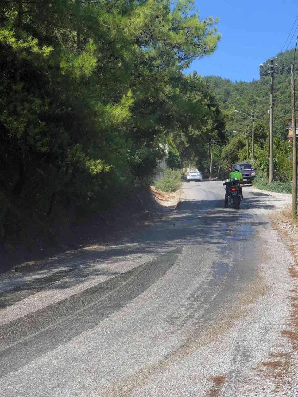 Marmaris’te ormanlık arazi Emniyet TOMA’larıyla yangına karşı sulandı