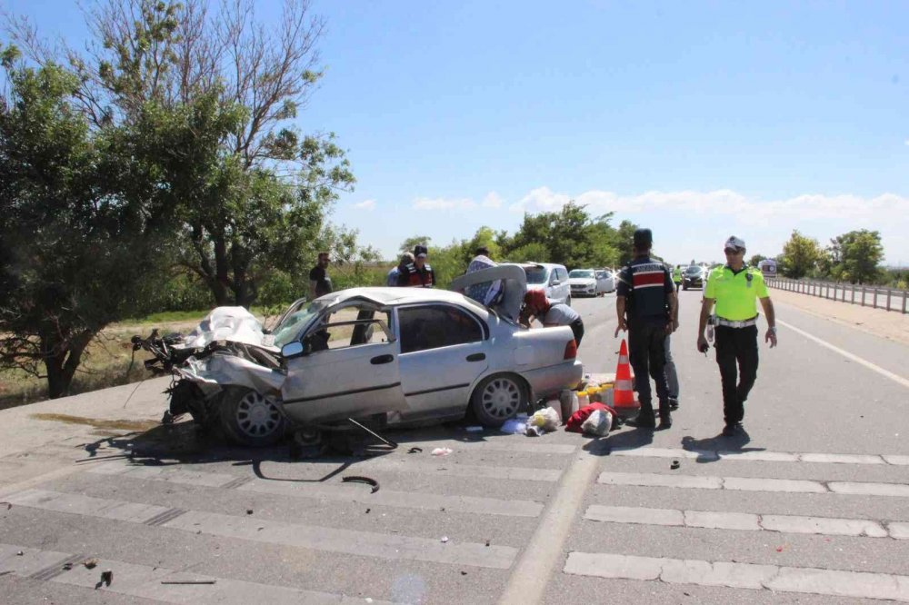 Karaman-Konya yolunda tıra çarpan araçta can pazarı! 1’i bebek 3 ağır yaralı