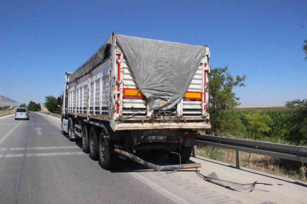 Karaman-Konya yolunda tıra çarpan araçta can pazarı! 1’i bebek 3 ağır yaralı