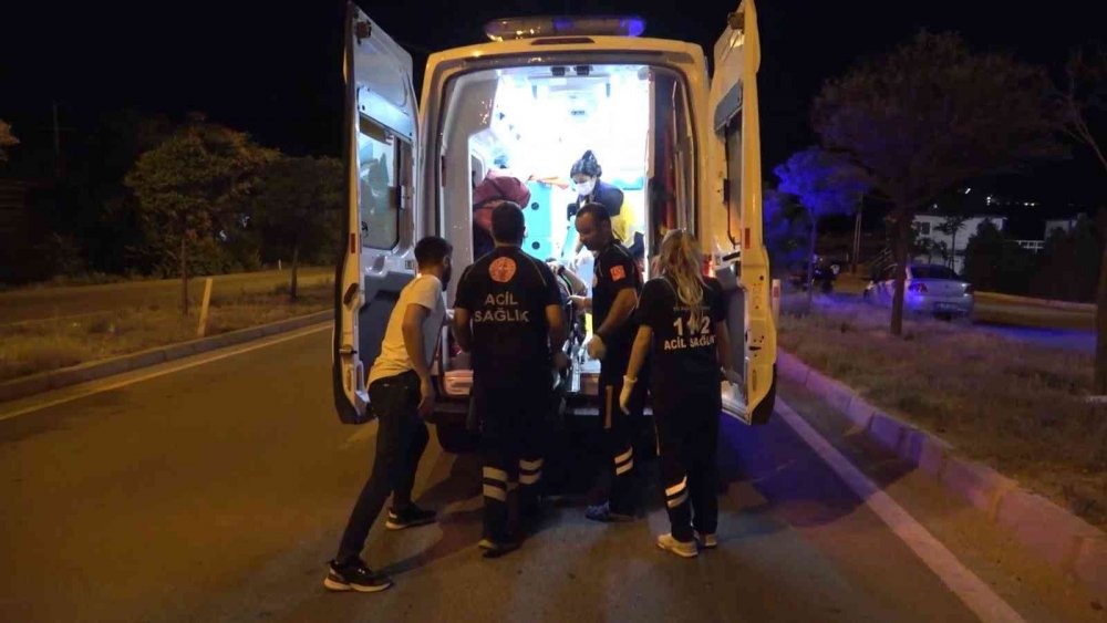 Kırıkkale'de refüje çarpan otomobilde 2 kişi yaralandı