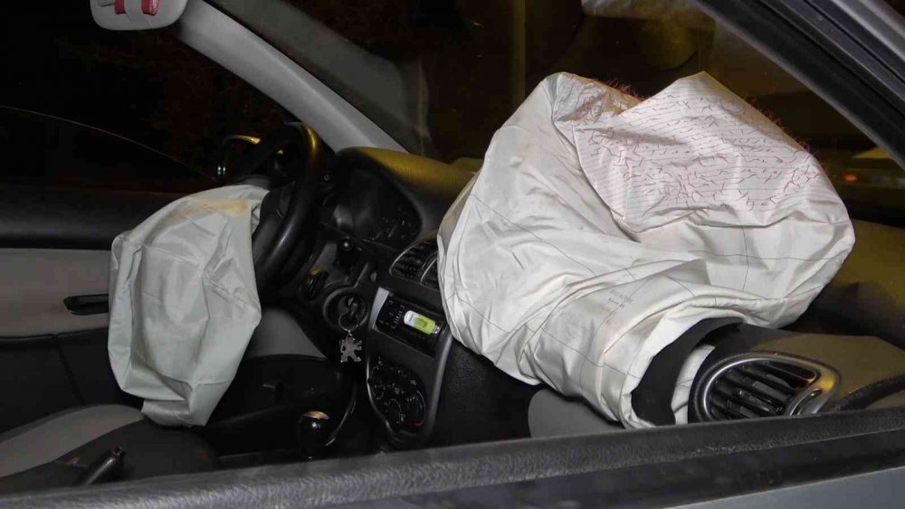 Kırıkkale'de refüje çarpan otomobilde 2 kişi yaralandı