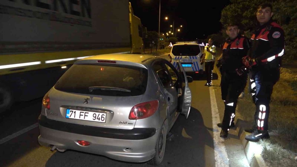 Kırıkkale'de refüje çarpan otomobilde 2 kişi yaralandı