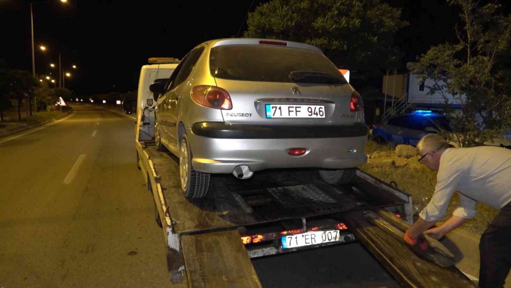 Kırıkkale'de refüje çarpan otomobilde 2 kişi yaralandı