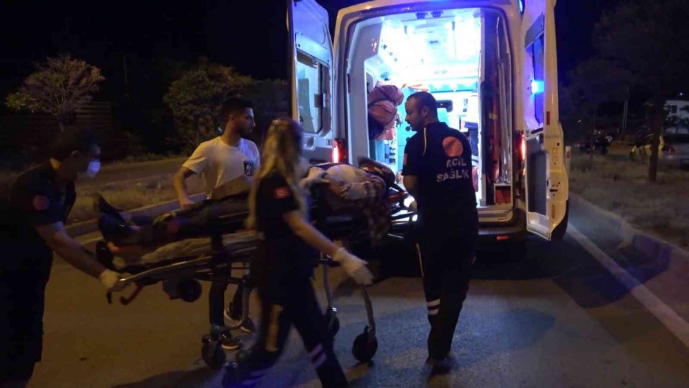 Kırıkkale'de refüje çarpan otomobilde 2 kişi yaralandı