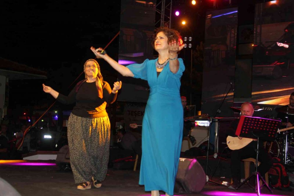 Konya Hüyük Kırmızı Altın Festivali'nde çilek yeme yarışması! Şükriye Tutkun konseri ilgi gördü