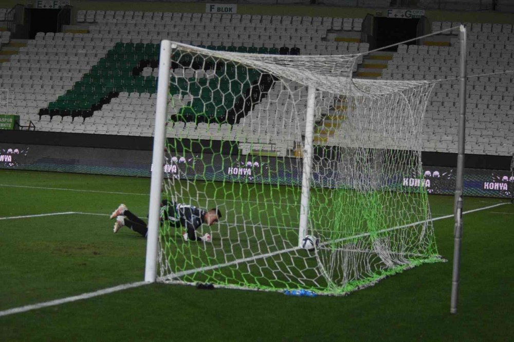 Konyaspor BATE Borisov'u 3-0 mağlup ederek turun kapısını açtı