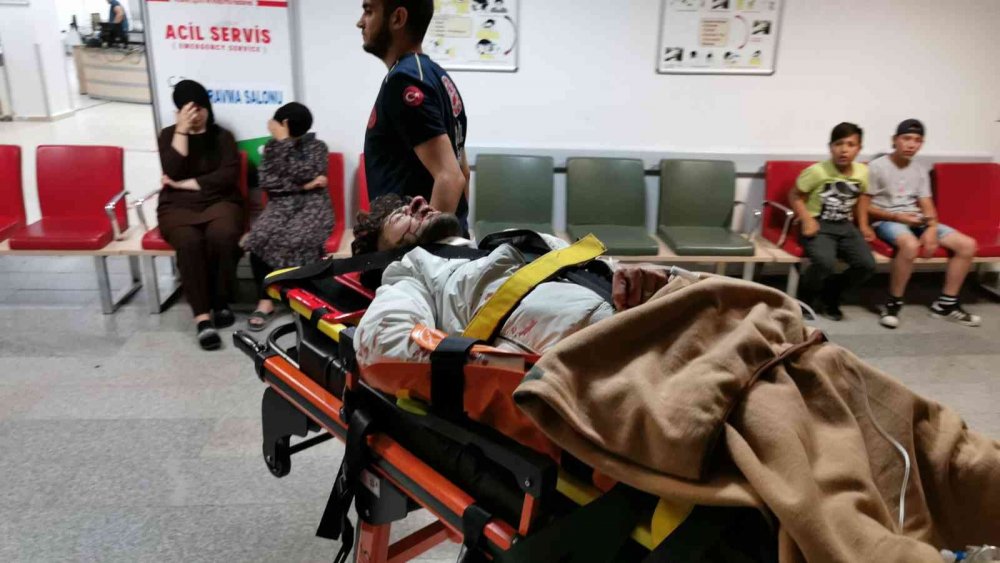 Aksaray'da otomobille çarpışan motosiklet sürücüsünün feryadı yürek burktu! 1 ağır yaralı
