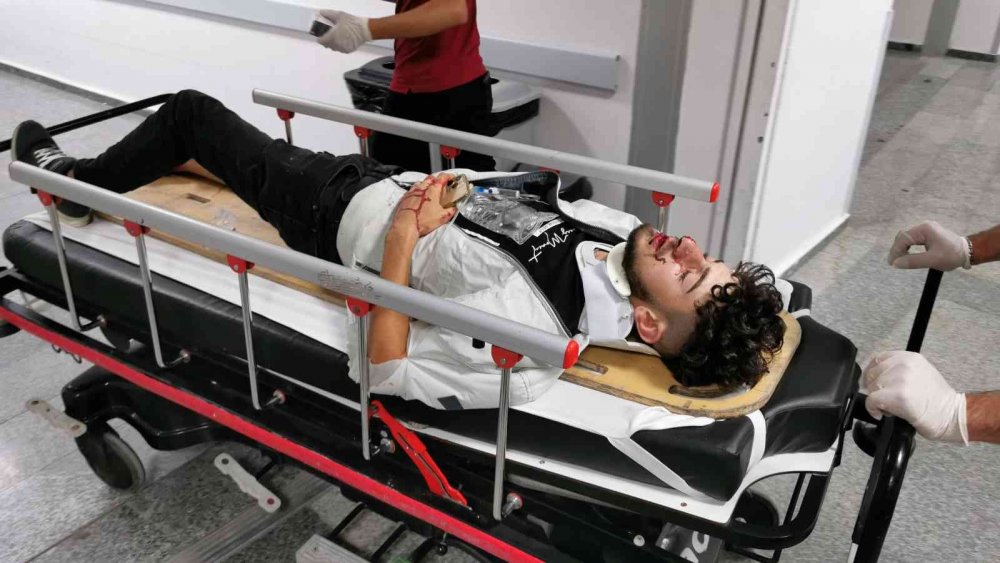 Aksaray'da otomobille çarpışan motosiklet sürücüsünün feryadı yürek burktu! 1 ağır yaralı