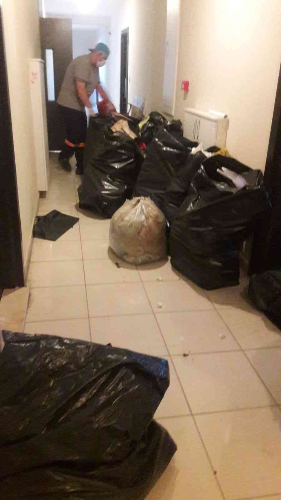 Çöp evde korkunç olay! Kirasını ödemedi! Eve giren icra ve temizlik ekipleri çocuğu orada görünce şok oldu