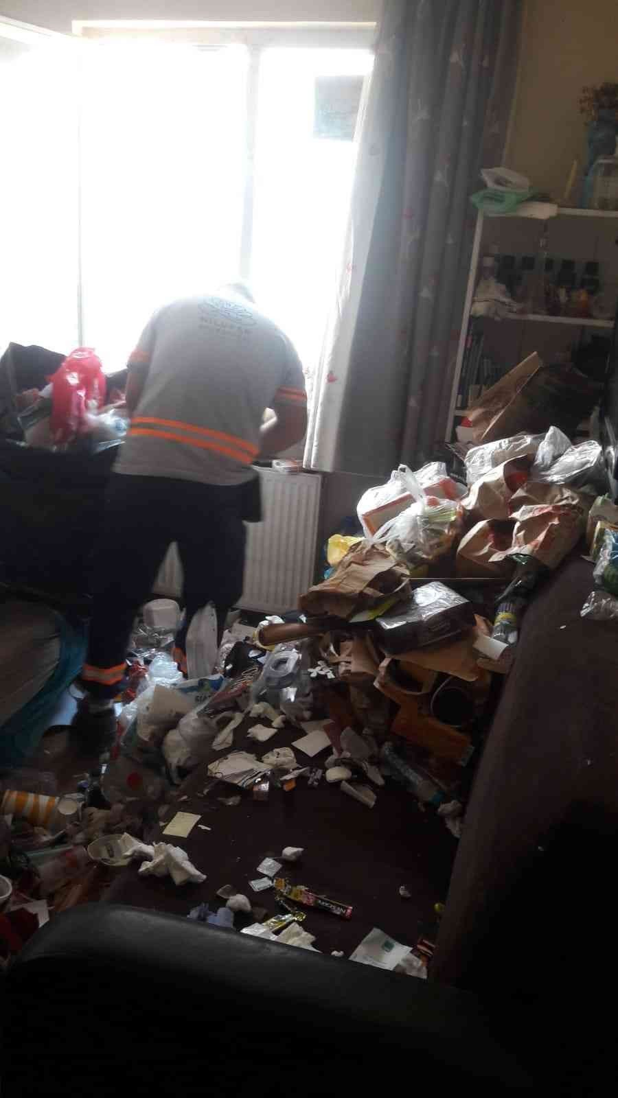 Çöp evde korkunç olay! Kirasını ödemedi! Eve giren icra ve temizlik ekipleri çocuğu orada görünce şok oldu