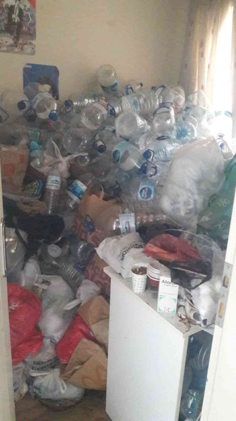 Çöp evde korkunç olay! Kirasını ödemedi! Eve giren icra ve temizlik ekipleri çocuğu orada görünce şok oldu