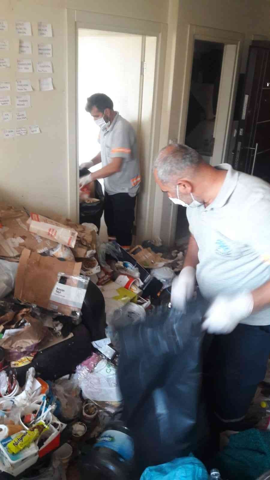 Çöp evde korkunç olay! Kirasını ödemedi! Eve giren icra ve temizlik ekipleri çocuğu orada görünce şok oldu