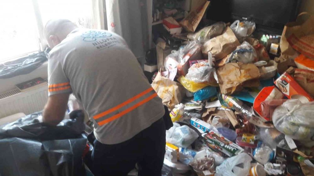 Eve giren ekipler şok olmuştu! Yeğenini 1 yıl çöp evde kilitli tutan kadın yakalandı