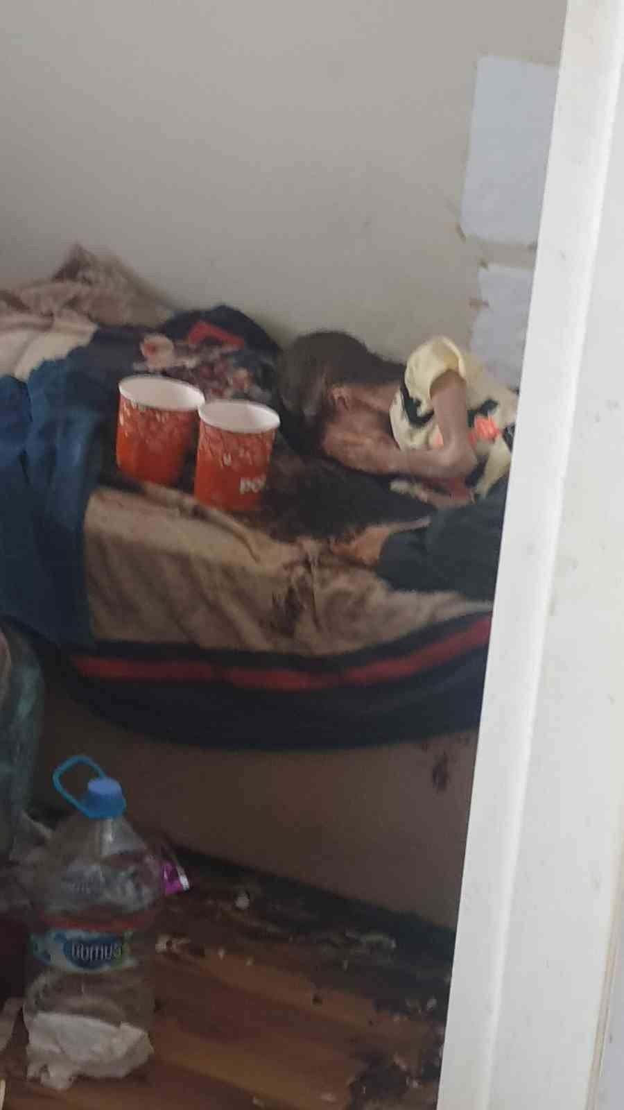 Eve giren ekipler şok olmuştu! Yeğenini 1 yıl çöp evde kilitli tutan kadın yakalandı