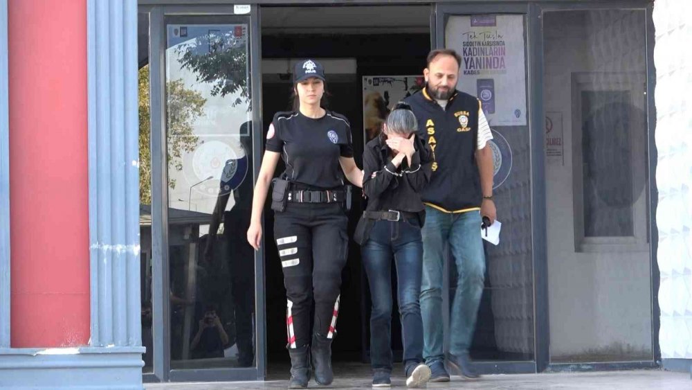 Eve giren ekipler şok olmuştu! Yeğenini 1 yıl çöp evde kilitli tutan kadın yakalandı
