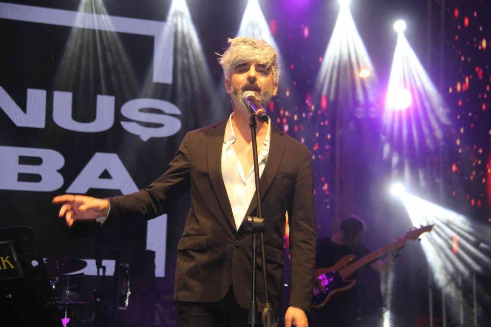 Konya Hüyük Kırmızı Altın Festivali sürüyor! Manuş Baba hayranlarıyla buluştu