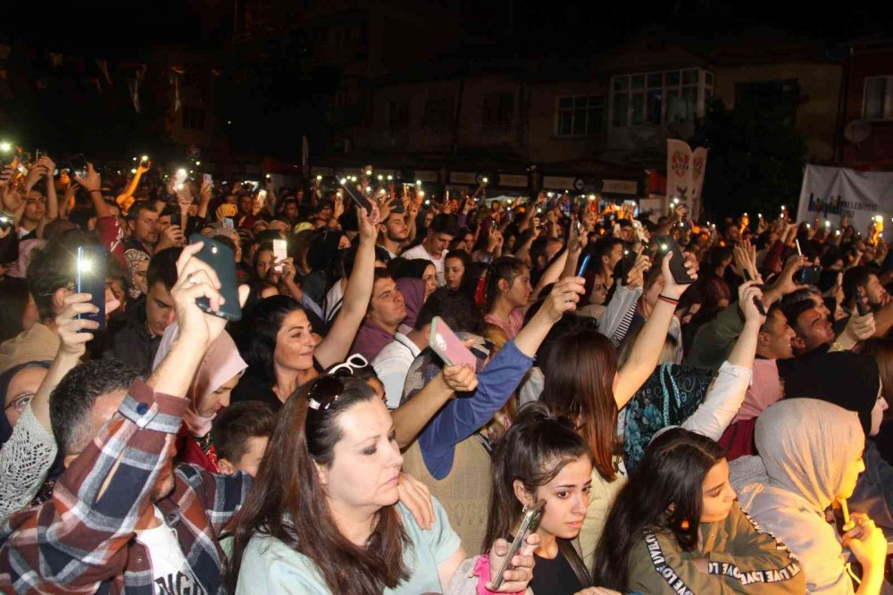 Konya Hüyük Kırmızı Altın Festivali sürüyor! Manuş Baba hayranlarıyla buluştu