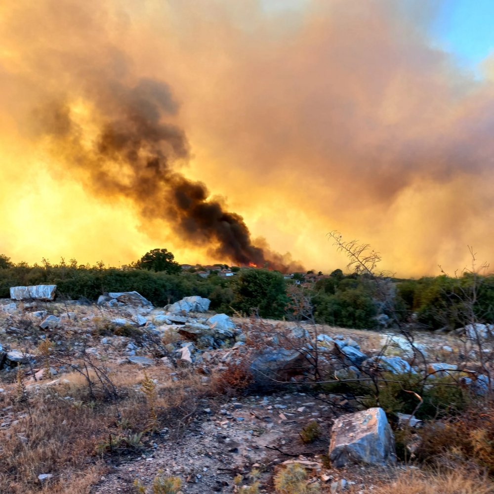Manisa’da orman yangını! Ekipler seferber oldu 20 ev boşaltıldı, 40 kişi tahliye edildi