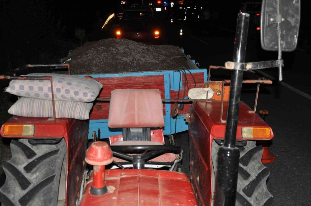 Otomobil ışıkları kusurlu traktöre çarptı! Yaşlı adam öldü, eşi ağır yaralı
