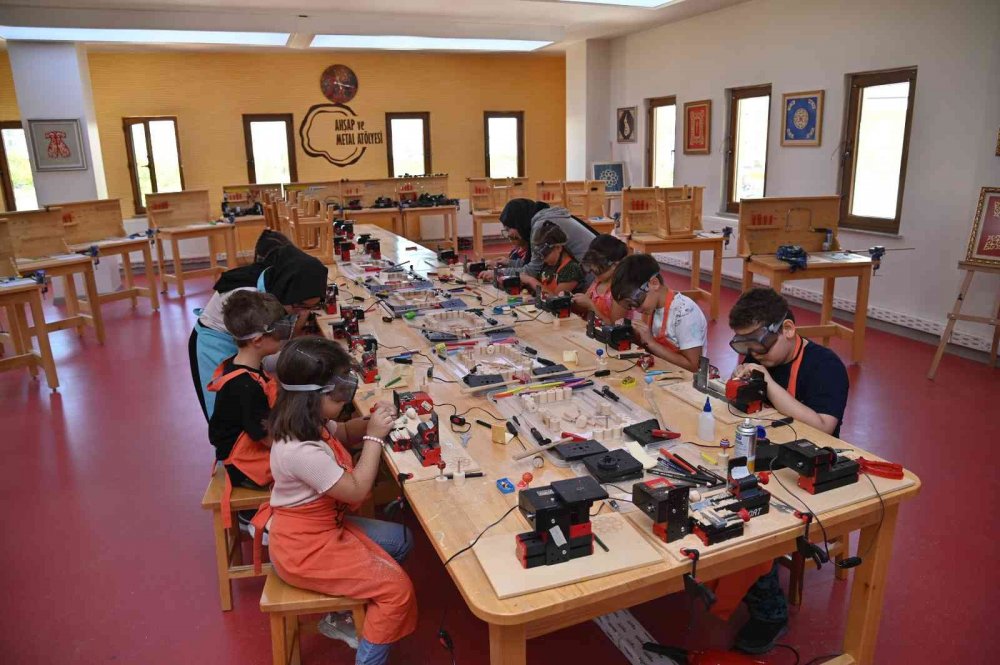 Konya Sanat Tasarım Atölyesi Yaz Kurslarında çocuklar velileriyle hünerlerini sergiliyor